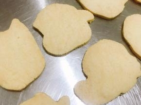 将冷藏好的面团取出室温10分钟，擀开成厚度为0.5cm的面片，用饼干模压出模型，把压好的饼干块取下来放在烤盘上，烤箱170度预热，放入中层烤制15分钟即可取出放凉备用