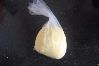 手抓成团后放入保鲜袋，放入冰箱冷藏1小时