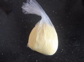 手抓成团后放入保鲜袋，放入冰箱冷藏1小时