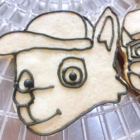 先用黑色的糖霜勾勒出狗狗的轮廓