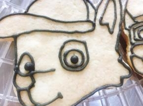 先用黑色的糖霜勾勒出狗狗的轮廓