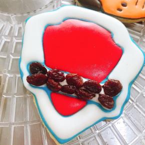 喜欢加州葡萄干的可以在糖霜未干透的时候沾上葡萄干，孩子吃起来会更开心哦~