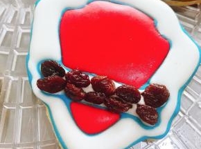 喜欢加州葡萄干的可以在糖霜未干透的时候沾上葡萄干，孩子吃起来会更开心哦~