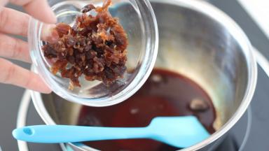 黑糖切成小块，桂圆干去核留肉，切成小块。加入水中，一起煮开至黑糖完全融化