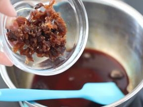 黑糖切成小块，桂圆干去核留肉，切成小块。加入水中，一起煮开至黑糖完全融化