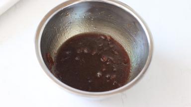 煮好的黑糖，桂圆肉和水倒出重新秤重。如果＜配方中（黑糖+桂圆+水）的总重量，就倒入热水补足。再倒入玉米油，用蛋抽搅打至完全混合乳化