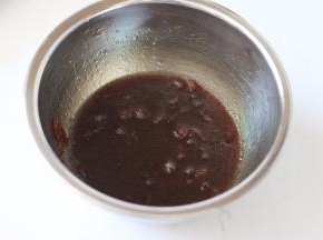 煮好的黑糖，桂圆肉和水倒出重新秤重。如果＜配方中（黑糖+桂圆+水）的总重量，就倒入热水补足。再倒入玉米油，用蛋抽搅打至完全混合乳化