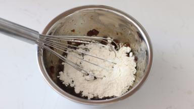 过筛加入A用量的低筋面粉，“之”字形手法拌匀