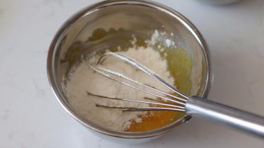 将蛋黄和蛋清分离。蛋黄加入砂糖A后打散，在筛入低粉B，同样“之”字形手法混匀