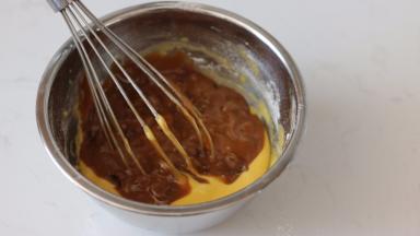 将【步骤3】倒入【步骤4】中，继续用蛋抽“之”字形手法拌匀。不要画圈，避免起筋。