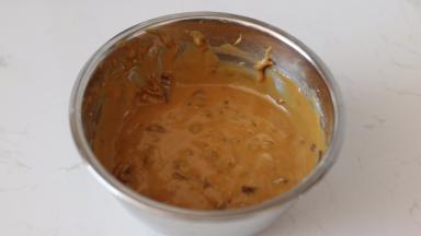 混合好的面糊状态是光滑可以流畅连贯从蛋抽上滴落的。