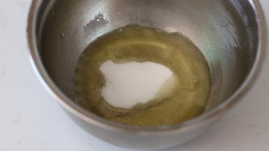 新手建议打发蛋白顺序：高速打出鱼眼泡→加入1/2糖打至蛋白细腻，粗泡消失→加入剩余糖的1/2，打至出现弹性大弯钩→加入剩余糖，打至出现直立不下垂的尖角。（我比较懒，直接一次加了）