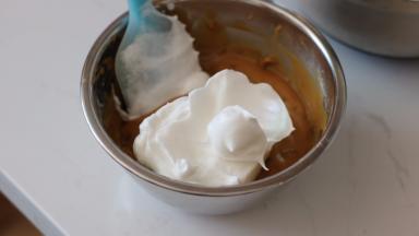 先取1/3打发好的蛋白加入【步骤6】，翻拌手法混合均匀