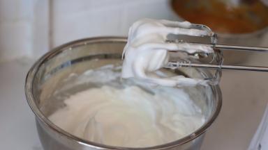 夏天可以先分离蛋黄和蛋清，蛋清放入冰箱冷冻，边缘有结冰的状态。虽然会打发的慢一点，但是稳定性更高