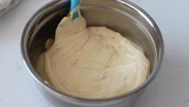 混合好的【步骤9】倒入蛋白中，继续翻拌手法拌匀。注意不要过度混合造成消泡。