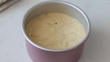 倒入模具，轻晃模具使表面流平之后轻磕几下震去大气泡，如果没有什么气泡就不要勉强啦~震模太多反而会造成凹底或者过多的大气孔。送入预热好的烤箱，175℃，烘烤35-40分钟后，出炉轻震几下，悬空倒扣晾凉。（一定要完全晾凉后再脱模）