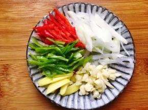 2，将葱姜切片，大蒜拍扁剁碎，青红椒切丝备用。