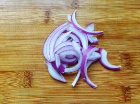 3，将洋葱切丝备用。