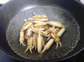 4，锅中放水烧开，再放入蛏子，略烫一下捞出。