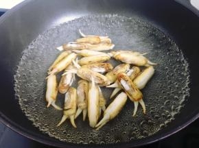 4，锅中放水烧开，再放入蛏子，略烫一下捞出。