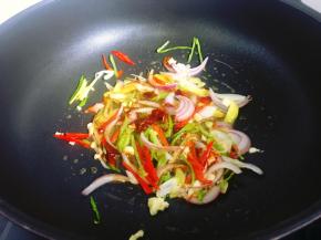 6，接着加入一大勺豆瓣酱翻炒均匀，适量加一点水。