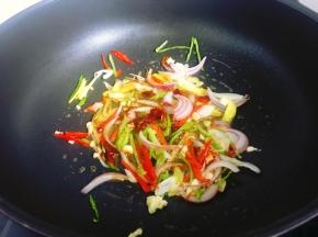 6，接着加入一大勺豆瓣酱翻炒均匀，适量加一点水。