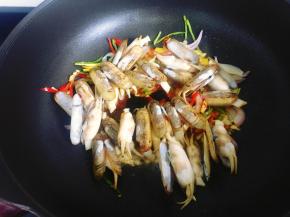 7，最后放入焯烫好的蛏子。