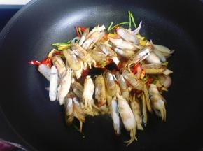 7，最后放入焯烫好的蛏子。