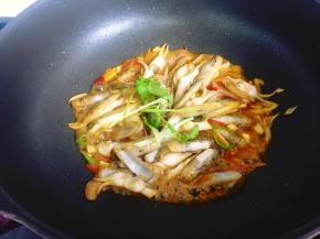 8，大火翻炒片刻后起锅。