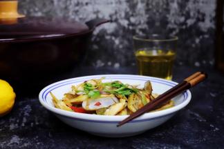 9，装盘后用香菜叶点缀一下，爆炒蛏子就做好了。