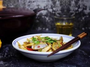 9，装盘后用香菜叶点缀一下，爆炒蛏子就做好了。