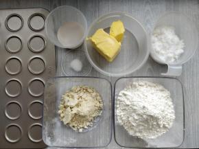 准备好各种材料，预热烤箱，150度上下火10分钟左右，黄油在室温下充分软化。