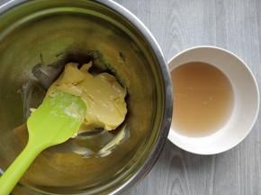 将黄油软化到用刮刀轻易压匀的状态。同时将杏仁露加入糖和盐，放入微波炉加热30秒左右，到完全融合的程度。