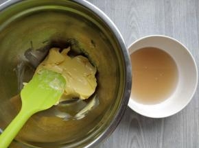 将黄油软化到用刮刀轻易压匀的状态。同时将杏仁露加入糖和盐，放入微波炉加热30秒左右，到完全融合的程度。