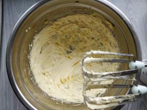 用电动打蛋器将软化的黄油打发到颜色变浅，体积变大，花纹清晰柔顺的状态。