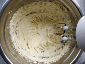 分两次加入晾凉到室温的糖水，每次都打发到完全融合，没有水油分离的样子。