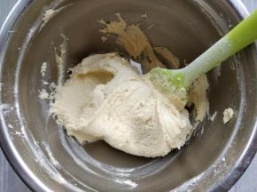 筛入低筋粉和杏仁粉的混合物，用刮刀拌匀。