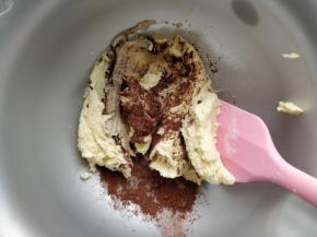 用刮刀将少许曲奇面糊舀到另一个搅拌盆，加入可可粉拌匀。