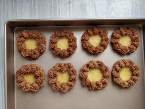 将所有黄油饼干底都这样挤好曲奇面糊。