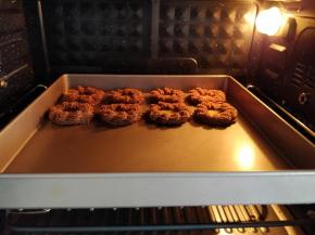 将不粘烤盘放入预热好的烤箱中层，上下火175度烤20分钟左右。具体温度和烘烤时间要根据不同烤箱实际炉温，酌情调整。