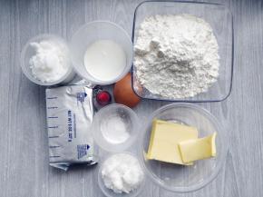 先制作需要冷藏凝固的内馅：准备好各种材料