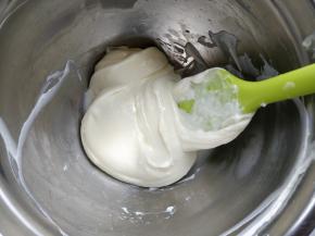 将细砂糖和奶油奶酪一起放入盆中，隔水小火加热到细腻粘稠的状态，再倒入香草精拌匀。