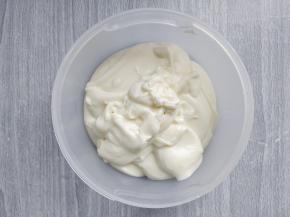 最后加入橙皮屑，拌匀后装入容器中，盖好保鲜膜放入冰箱冷藏。