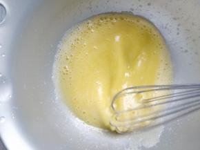将烤箱预热，上下火180度，10分钟作用。同时将黄油放入微波炉，小火加热至融化后，倒入蛋液中搅匀。
