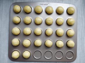 用厨房秤分成20克一个的面团，揉成球形，放在学厨不粘烤盘上。