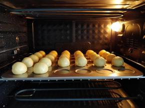 将烤盘放入预热好的烤箱中下层，上下火同时加热，180度烤15分钟左右。具体时间和温度可根据不同烤箱的实际炉温酌情调整。