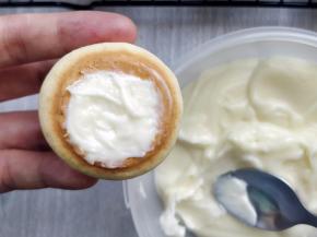 待饼干彻底晾凉，用小勺将内馅填入其中