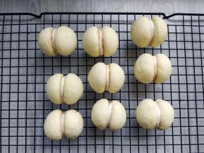 将两个饼干的底部对在一起，就形成了桃子的大体形状