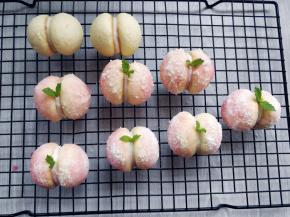 然后将两滴粉色或红色食用色素，加适量凉开水搅匀，用毛刷均匀刷在饼干上，趁表面湿润的状态，迅速在细砂糖中滚一下，静置片刻即可。