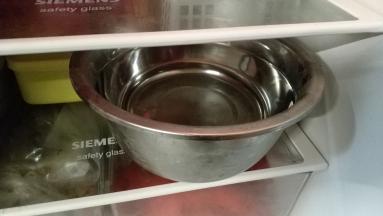 用一大盆装好凉开水，放入冰箱冰着备用